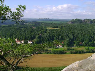 Blick auf Kurort Rathen, den Rauenstein und im Hintergrund die Festung Königstein